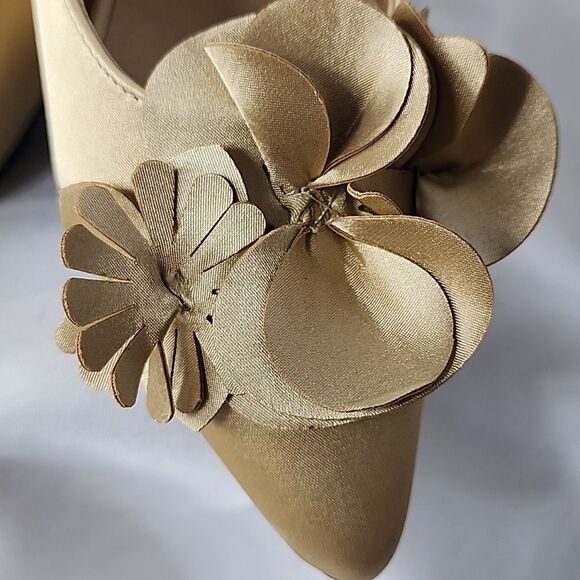 Champagne Gold Floral Kitten Heels Size 8 M - Picture 14 of 16